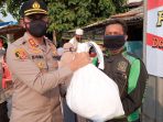 Polwan dan Bhayangkari Bagikan Sembako Buat Warga Terdampak Covid-19 di Kalideres