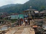 Lama Tak Dibangun Pemerintah, Warga Lebak Urunan Bangun Jembatan Ciberang