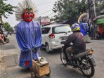 Ondel Ondel Yang Kini Berubah Menjadi Pengamen Jalanan