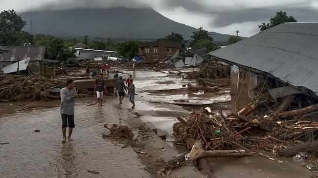 banjir bandang flores timur 13 169
