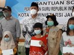 PGRI Jakbar Salurkan Bantuan Kepada Anak-Anak Korban Kebakaran di Keagungan