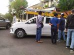 Belajar Nyetir Mobil di Komplek Perumahan, Tukang Kabel Hampir Hajar Tembok Rumah
