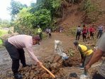 Tanah Longsor di Lebak, Polres Lebak Dibantu Warga Bersihkan Jalanan