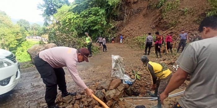 Tanah Longsor di Lebak, Polres Lebak Dibantu Warga Bersihkan Jalanan