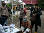 Ratusan Pemudik Jalani Test Antigen Gratis di Taman Sari