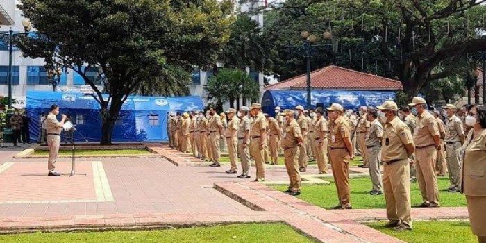 gubernur dki jakarta anies baswedan saat mengumpulkan asn pemprov dki di halaman balai kota