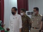 Anies Baswedan Dampingi Presiden Jokowi Tinjau Vaksinasi di Thamrin City