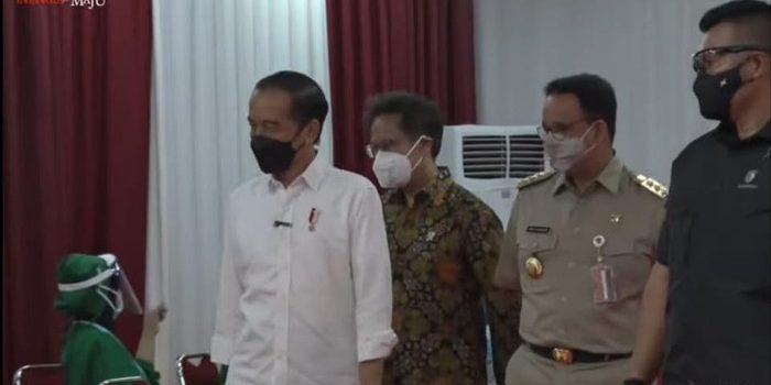 jokowi pantau vaksinasi pedagang di thamrin city bareng anies menkes foto tangkapan layar youtube setpres 169