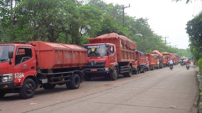 puluhan truk sampah dki jakarta mengantre 20160720 193537