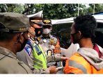 Petugas Gabungan Memeriksa Kendaraan Pemudik yang Balik ke Jakarta, Melalui Jalan Daan Mogot Kalideres Jakarta Barat.