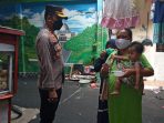 Kapolsek Kembangan Salurkan Bantuan ke Warga Kembangan yang Sedang Isolasi Mandiri