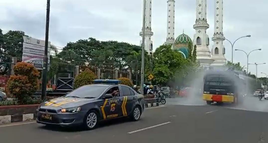 Sambut Hari Bhayangkara, Polres Cilegon Polda Banten Melaksanakan Penyemprotan Disinfektan 1 WhatsApp Image 2021 06 28 at 08.58.09
