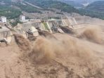 12 Orang Tewas Akibat Banjir di China, Kereta Bawah Tanah Terendam Hingga Tanggul Hampir Jebol