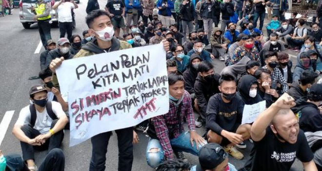 Demo Tolak PPKM di Bandung, Masyarakat: Pelan-Pelan Kami Mati!