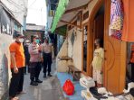Polisi di Jakarta Barat Salurkan Puluhan Ton Beras Untuk Warga Slum Area Terdampak Covid-19