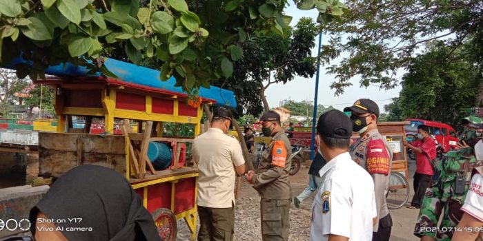 Tiga Pilar Kembangan Menertibkan Pedagang yang Langgar Aturan PPKM Darurat