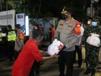 TNI-Polri Jakpus Bagikan Sembako Kepada Masyarakat di Sekitar Pasar Senen