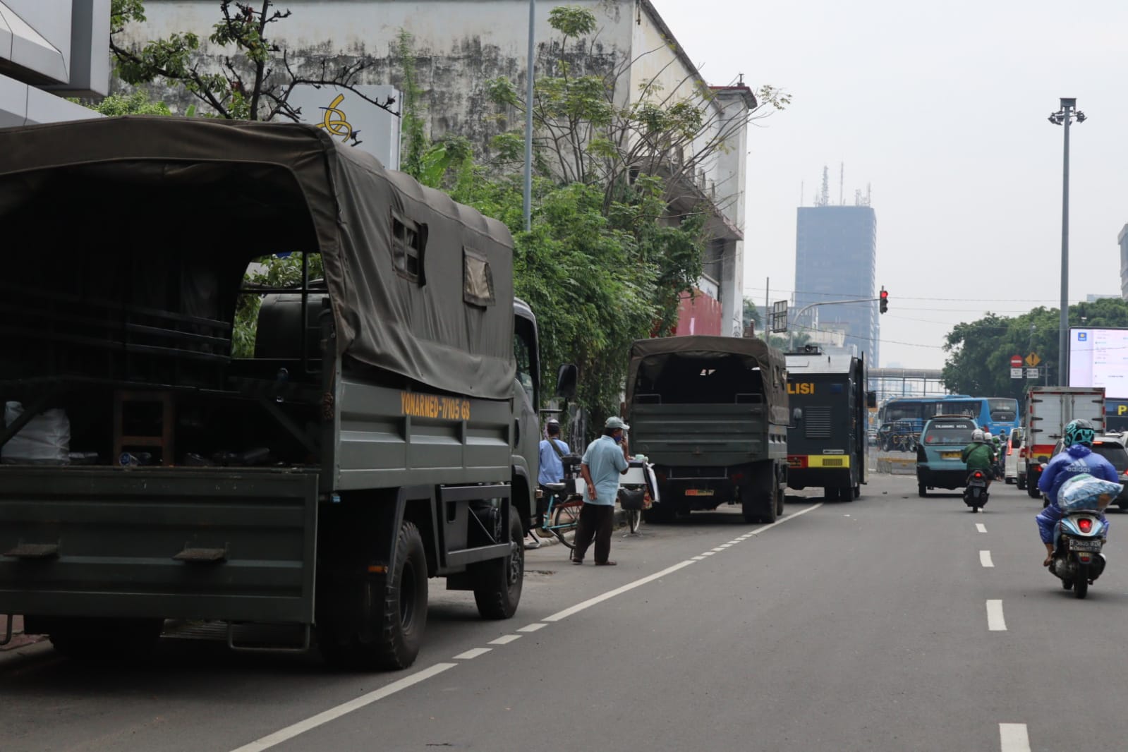 Pihak kepolisian masih tetap berjaga dengan kendaraan taktis water canon di kawan Istana Negara (foto: Arief/SSE)