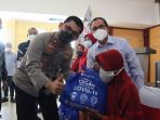 Polda Banten dan Korem 064/My Salurkan Paket Sembako Kepada Masyarakat