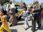 Bos Bank Central Afghanistan Kabur dari Taliban dengan Sebelah Sepatu