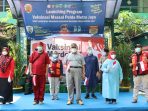 Merinding, Peserta dan Relawan Vaksin di SMK Satria Kembangan Berdiri untuk Mengheningkan Cipta