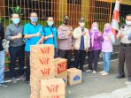 Ketua DPC FSPTI Jaksel Salurkan Makanan dan Minuman Ringan Ke Masyarakat dan Relawan Vaksin