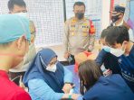 Pemberian Suntik Vitamin Kepada Relawan Vaksinasi Covid-19 di Taman Sari