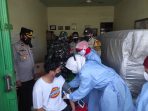Kapolsek Cilincing Datangi Warga Semper Timur untuk Vaksinasi Langsung di Rumah