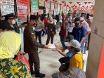 Kejati DKI Bagikan Ribuan Nasi Bungkus untuk Penumpang dan Supir di Terminal Kalideres