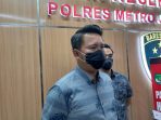Ditipu Teman, Artis Fahri Azmi Datangi Polres Jakbar