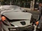 Fortuner Berplat Dinas Lawan Arah, Kabur dan Tabrak Mobil Hingga Ringsek