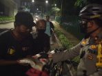 Kapolsek Setiabudi Bagikan Sembako ke Warga Tuna Wisma di Kawasan Setiabudi