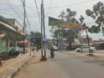 Duh! Tiang-Tiang Makan Badan Jalan di Tangsel Bikin Warga Resah