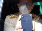 Gubernur DKI Kunjungi Ancol, Warganet Justru Salfok dengan Handphone Pak Anies