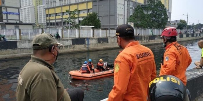 Tim SAR Cari Warga yang Menceburkan Diri ke Kali Hitam Belakang Wisma Atlet