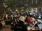 Pengunjung Holywings Kemang Dibubarkan Aparat Gabungan