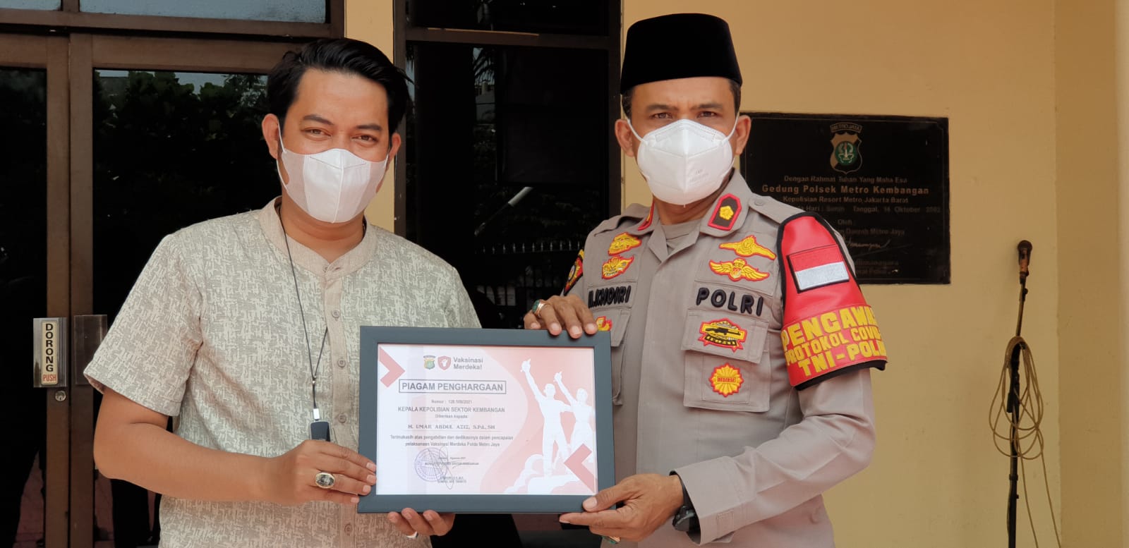 Polsek Kembangan Berikan Penghargaan Ke Sejumlah Relawan Vaksin 1 IMG 20211004 WA0008