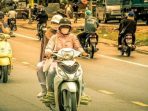 Setelah Larangan Merokok Saat Mengemudi, Kini Pengendara Sepeda Motor yang Ngobrol Bisa Kena Denda