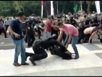 Viral Video Mahasiswa Dibanting Polisi Hingga Kejang-kejang
