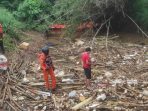 Tim SAR Sebut Tumpukan Sampah Jadi Kendala Pencarian Korban Tenggelam di Kali Angke
