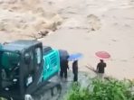 Arus Deras Sungai Ciberang Hanyutkan Jembatan Darurat di Lebak