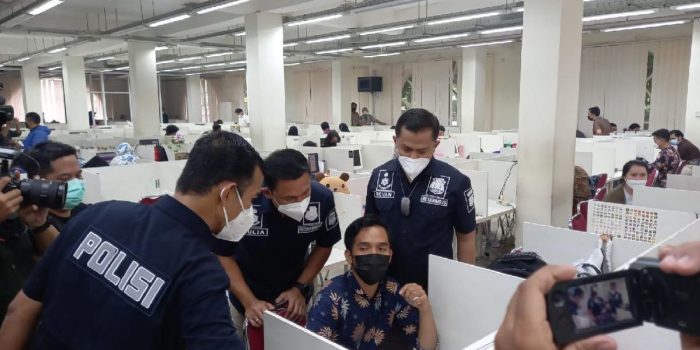 polisi gerebek kantor collector pinjol di green lake city tangerang 169
