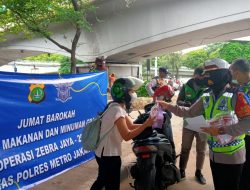 Jumat Berkah, Polisi Bagikan Makanan ke Pengendara yang Ditilang