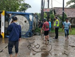 Truck Terguling Dibadan Jalan, Satlantas Polres Cilegon Polda Banten Gerak Cepat Atur Lalu Lintas