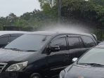 Fenomena Aneh, Hujan Hanya Turun Membasahi Satu Mobil Namun Sekitarnya Kering