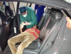 Anggota Polsek Kembangan Berikan Pertolongan Kepada Supir Truk yang Pingsan