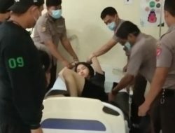 Kanit Reskrim Polsek Kembangan Mengamankan ODGJ yang Masuk Rumah Warga