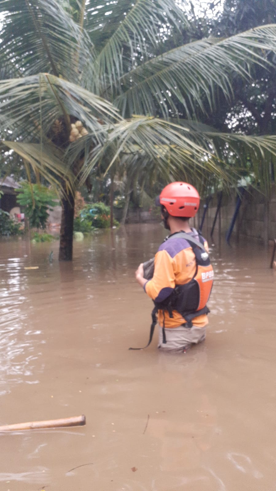 Warga Kecamatan Setu, Tangerang Selatan Mengungsi Akibat Banjir yang Merendam Wilayah Perumahan 2 WhatsApp Image 2021 11 01 at 09.45.05