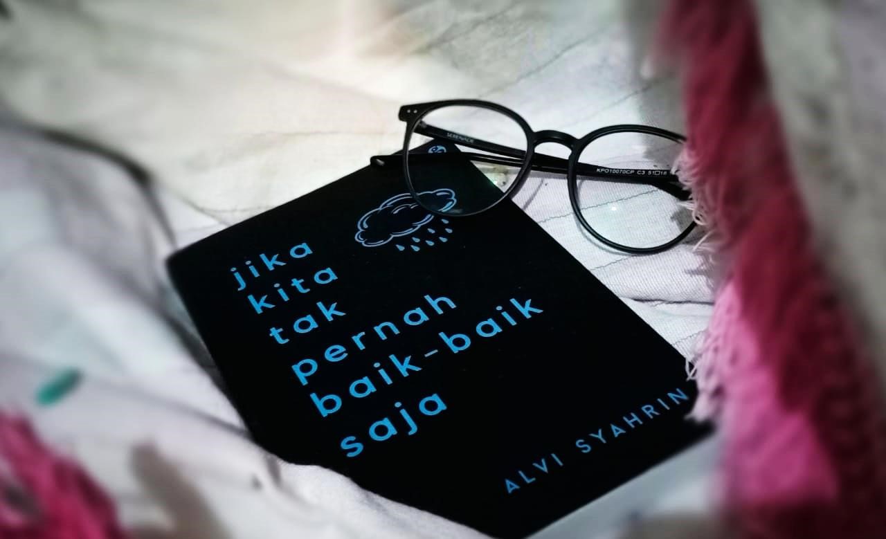 Buku Jika Kita Tak Pernah Baik Baik Saja karya Alvi Syahrin Foto Maheswari Alfina Indita