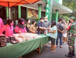Jumat Berkah, Pengurus RW01 Taman Sari Bagikan 620 Nasi Kotak